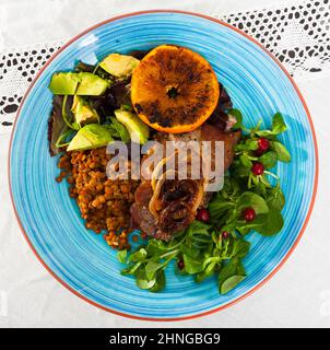 Schweinekotelett mit Gemüse Stockfoto