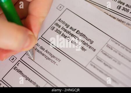 Berlin, Deutschland. 16th. Februar 2022. Eine Person füllt einen Antrag auf Eröffnung eines Insolvenzverfahrens aus. Quelle: Fernando Gutierrez-Juarez/dpa-Zentralbild/dpa/Alamy Live News Stockfoto