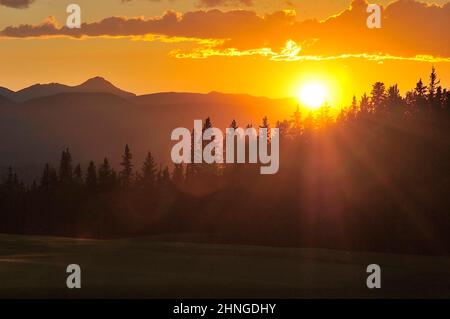 Ein wunderschöner Sonnenuntergang über den felsigen Bergen von Alberta Canada Stockfoto