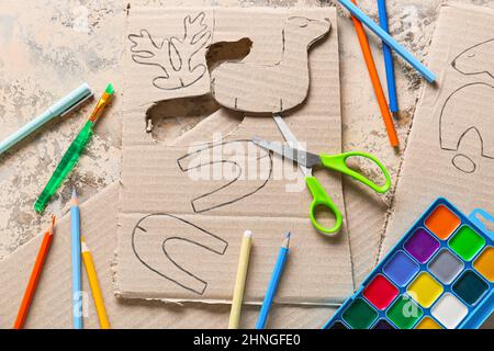 Set aus verschiedenen Schreibwaren für Handwerk und Pappe Spielzeug Zeichnungen auf grunge Hintergrund Stockfoto