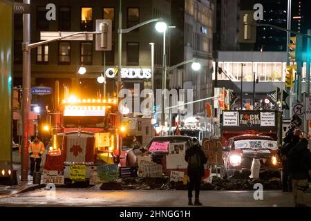 Ottawa, Kanada. 16. Februar 2022. Protestieren gegen Fahrzeuge am Abend des 20th. Tages der Besetzung der Innenstadt von Ottawa durch Demonstranten. Kredit: Sean Burges / Stockfoto