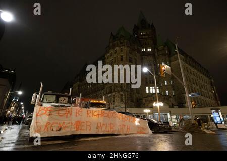 Ottawa, Kanada. 16. Februar 2022. Protestieren gegen Lastwagen am Abend des 20th. Tages der Besetzung der Innenstadt von Ottawa durch Demonstranten. Kredit: Sean Burges / Stockfoto