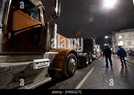 Ottawa, Kanada. 16. Februar 2022. Ein Lkw-Fahrer hat beschlossen, dass er bleiben wird, indem er einen Briefkasten zu seinem Rig hinzufügt, der aus Protest auf der Wellington Street vor dem Parlament geparkt wurde. Das Foto wurde am Abend des 20th. Tages der Besetzung der Innenstadt von Ottawa durch Demonstranten aufgenommen. Kredit: Sean Burges / Stockfoto