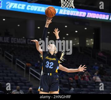 Chicago, Illinois, USA. 16th. Februar 2022. Marquette Golden Eagles forward Liza Karlen (32) in Aktion während des NCAA großen Ost-Konferenz-Basketballspiels zwischen DePaul und Marquette im Wintrust-Gebiet in Chicago, Illinois. Dean Reid/CSM/Alamy Live News Stockfoto