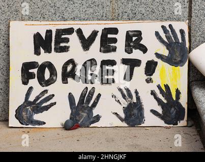 Vancouver, BC, Kanada, 15. August 2021. Auf den Stufen der Gedenkstätte für die Trauer der First Nation Kids ist ein Schild „Never Forget“ zu sehen. Stockfoto