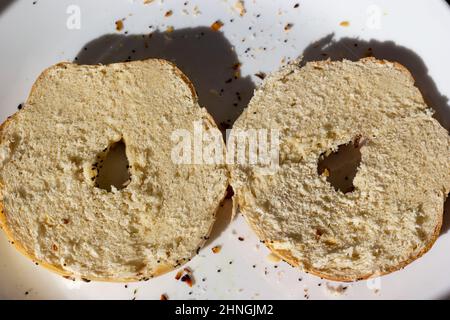 Blick aus dem hohen Winkel auf alles in Scheiben Bagel - perfekt für Frühstück oder Mittagessen Stockfoto