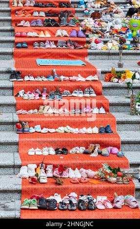 Downtown Vancouver BC, Kanada-15. August 2021: Memorial for the Mourning of the First Nation Kids in der Art Gallery. Ehrung der Opfer von Kanadiern Stockfoto