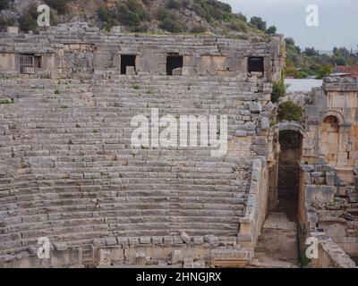 Ruinen des antiken griechisch-römischen Amphitheaters in Myra, alter Name - Demre, Türkei. Myra ist eine antike Stadt in Lykien, wo sich die kleine Stadt Kale heute in der heutigen türkischen Provinz Antalya befindet. Stockfoto