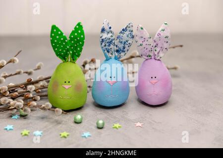 Nahtlose Textil niedlichen bunten Kaninchen auf grauem Hintergrund. Stockfoto