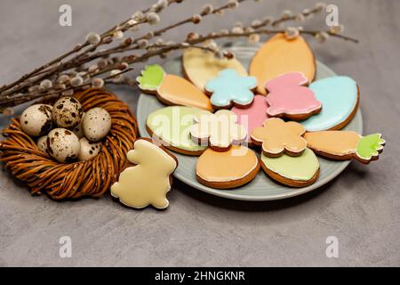 Ester Kekse in Form eines Hasen, Karotten, Eiern und Blumen. Stockfoto