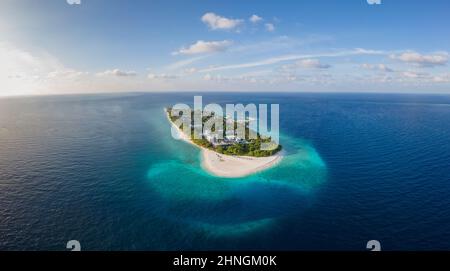 Tropische Insel mit weißem Strand und türkisfarbenem Wasser auf den Malediven. Idyllischer Sommerurlaub Urlaubsziel. Luxuriöses Hotelresort. Warmer sonniger Tag wi Stockfoto
