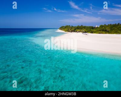 Weißer Sandstrand auf einer tropischen Insel mit türkisfarbenem Meerwasser und blauem Himmel, perfektes Urlaubsziel. Luxusreisen, Flitterwochen. Unberührte s Stockfoto