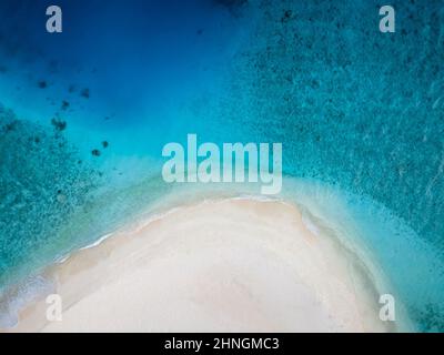 Perfekter Strand für Urlaubsreisen mit weißem Sand und türkisblauem transparentem Wasser. Draufsicht von oben nach unten von der Drohne. Unberührte tropische Insel in Stockfoto