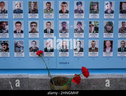 Gedenkmauer für gefallene Soldaten im Krieg zwischen der Ukraine und Russland in Kiew, Ukraine, am 16. Februar 2022. Die an den Grenzen der Ukraine angesammelten russischen Streitkräfte haben in den letzten Tagen um rund 7.000 Soldaten zugenommen, behaupteten die Vereinigten Staaten am Mittwochabend, trotz der Behauptungen aus Moskau, dass sie zurückzogen. Foto von Rafael Yaghobzadeh/ABACAPRESS.COM Stockfoto