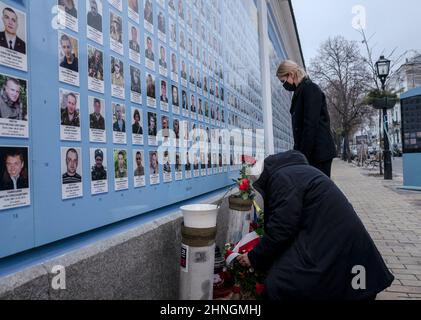 Eine polnische Delegation legte am 16. Februar 2022 in Kiew, Ukraine, Blumen vor die Gedenkmauer für gefallene Soldaten im Krieg zwischen der Ukraine und Russland. Die an den Grenzen der Ukraine angesammelten russischen Streitkräfte haben in den letzten Tagen um rund 7.000 Soldaten zugenommen, behaupteten die Vereinigten Staaten am Mittwochabend, trotz der Behauptungen aus Moskau, dass sie zurückzogen. Foto von Rafael Yaghobzadeh/ABACAPRESS.COM Stockfoto