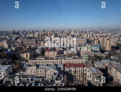 Allgemeine Ansicht von Kiew, Ukraine, am 15. Februar 2022. Russland sagt, dass einige Einheiten, die an militärischen Übungen teilnehmen, beginnen werden, zu ihren Stützpunkten zurückzukehren. Dies verstärkt den Hoffnungsschimmer, dass der Kreml möglicherweise nicht planen wird, in die Ukraine einzudringen. Die an den Grenzen der Ukraine angesammelten russischen Streitkräfte haben in den letzten Tagen um rund 7.000 Soldaten zugenommen, behaupteten die Vereinigten Staaten am Mittwochabend, trotz der Behauptungen aus Moskau, dass sie zurückzogen. Foto von Rafael Yaghobzadeh/ABACAPRESS.COM Stockfoto