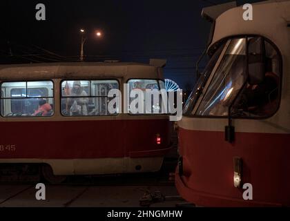 Eine Frau steht am 16. Februar 2022 in einer Straßenbahn in Kiew. Russland sagt, dass einige Einheiten, die an militärischen Übungen teilnehmen, beginnen werden, zu ihren Stützpunkten zurückzukehren. Dies verstärkt den Hoffnungsschimmer, dass der Kreml möglicherweise nicht planen wird, in die Ukraine einzudringen. Die an den Grenzen der Ukraine angesammelten russischen Streitkräfte haben in den letzten Tagen um rund 7.000 Soldaten zugenommen, behaupteten die Vereinigten Staaten am Mittwochabend, trotz der Behauptungen aus Moskau, dass sie zurückzogen. Foto von Rafael Yaghobzadeh/ABACAPRESS.COM Stockfoto
