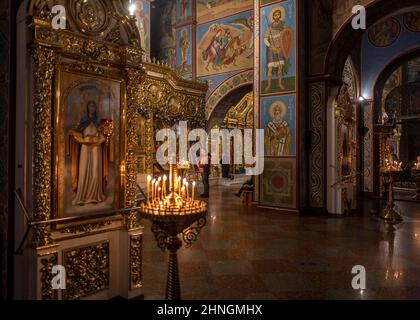 Am 16. Februar 2022 steht ein Mann mit einer Kerze in der St. Michaels Kathedrale in Kiew, Ukraine. Russland sagt, dass einige Einheiten, die an militärischen Übungen teilnehmen, beginnen werden, zu ihren Stützpunkten zurückzukehren. Dies verstärkt den Hoffnungsschimmer, dass der Kreml möglicherweise nicht planen wird, in die Ukraine einzudringen. Die an den Grenzen der Ukraine angesammelten russischen Streitkräfte haben in den letzten Tagen um rund 7.000 Soldaten zugenommen, behaupteten die Vereinigten Staaten am Mittwochabend, trotz der Behauptungen aus Moskau, dass sie zurückzogen. Foto von Rafael Yaghobzadeh/ABACAPRESS.COM Stockfoto