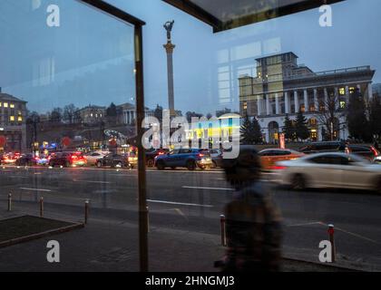 Am 16. Februar 2022 laufen Menschen um den Maidan-Platz im Zentrum von Kiew, Ukraine. Russland sagt, dass einige Einheiten, die an militärischen Übungen teilnehmen, beginnen werden, zu ihren Stützpunkten zurückzukehren. Dies verstärkt den Hoffnungsschimmer, dass der Kreml möglicherweise nicht planen wird, in die Ukraine einzudringen. Die an den Grenzen der Ukraine angesammelten russischen Streitkräfte haben in den letzten Tagen um rund 7.000 Soldaten zugenommen, behaupteten die Vereinigten Staaten am Mittwochabend, trotz der Behauptungen aus Moskau, dass sie zurückzogen. Foto von Rafael Yaghobzadeh/ABACAPRESS.COM Stockfoto