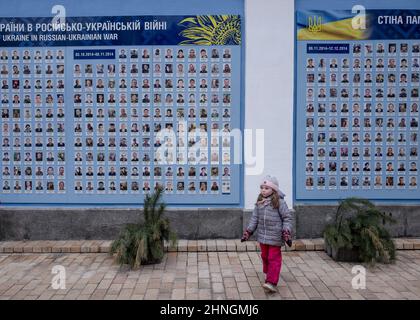Am 16. Februar 2022 passieren in Kiew, Ukraine, Kinder an der Gedenkmauer gefallene Soldaten im Krieg zwischen der Ukraine und Russland. Die an den Grenzen der Ukraine angesammelten russischen Streitkräfte haben in den letzten Tagen um rund 7.000 Soldaten zugenommen, behaupteten die Vereinigten Staaten am Mittwochabend, trotz der Behauptungen aus Moskau, dass sie zurückzogen. Foto von Rafael Yaghobzadeh/ABACAPRESS.COM Stockfoto