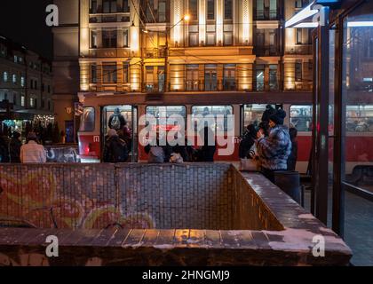 Am 16. Februar 2022 stehen Menschen vor einer Straßenbahnhaltestelle in Kiew. Russland sagt, dass einige Einheiten, die an militärischen Übungen teilnehmen, beginnen werden, zu ihren Stützpunkten zurückzukehren. Dies verstärkt den Hoffnungsschimmer, dass der Kreml möglicherweise nicht planen wird, in die Ukraine einzudringen. Die an den Grenzen der Ukraine angesammelten russischen Streitkräfte haben in den letzten Tagen um rund 7.000 Soldaten zugenommen, behaupteten die Vereinigten Staaten am Mittwochabend, trotz der Behauptungen aus Moskau, dass sie zurückzogen. Foto von Rafael Yaghobzadeh/ABACAPRESS.COM Stockfoto