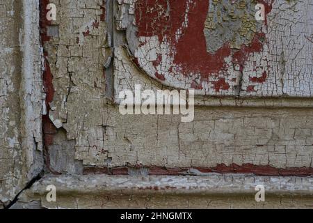 Alte verwitterte Holztür mit abgebrochenem Lack in Nafplio, Griechenland. Stockfoto