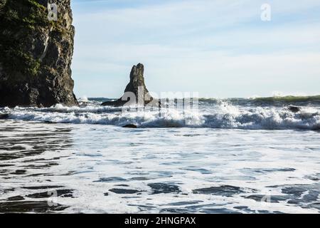 Felsnadeln und Meereswellen auf dem Küstenstreifen Olympic National Marine Preserve und Olympic National Park, Washington, USA. Stockfoto