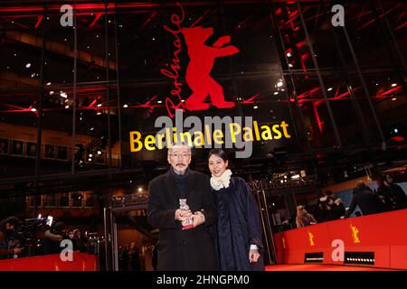 Berlin, Deutschland. 16th. Februar 2022. Regisseur und Drehbuchautor Hong Sang-soo (L) und Schauspielerin Kim Min-hee des Films „The Novelist's Film“ posieren für Fotos, nachdem sie den Großen Preis der Jury mit dem Silbernen Bären während der Internationalen Filmfestspiele Berlin 72nd in Berlin, der Hauptstadt Deutschlands, am 16. Februar 2022 erhalten haben. Kredit: Shan Yuqi/Xinhua/Alamy Live Nachrichten Stockfoto