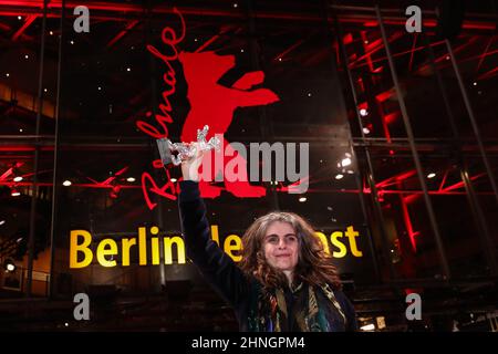 Berlin, Deutschland. 16th. Februar 2022. Laila Stiele, Drehbuchautorin des Films 'Rabiye Kurnaz vs. George W. Bush', posiert für Fotos, nachdem sie den Silbernen Bären für das beste Drehbuch während der Internationalen Filmfestspiele Berlin 72nd in Berlin, der Hauptstadt Deutschlands, am 16. Februar 2022 erhalten hat. Kredit: Shan Yuqi/Xinhua/Alamy Live Nachrichten Stockfoto