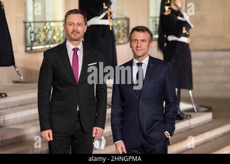 Frankreichs Präsident Emmanuel Macron (R) begrüßt den slowakischen Premierminister Eduard Heger im Vorfeld eines Treffens über die Sahelzone mit führenden Persönlichkeiten der Region am 16. Februar 2022 im Pariser Elysee-Palast. Foto von Eliot Blondt/ABACAPRESS.COM Stockfoto