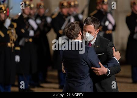 Frankreichs Präsident Emmanuel Macron (R) begrüßt den slowakischen Premierminister Eduard Heger im Vorfeld eines Treffens über die Sahelzone mit führenden Persönlichkeiten der Region am 16. Februar 2022 im Pariser Elysee-Palast. Foto von Eliot Blondt/ABACAPRESS.COM Stockfoto