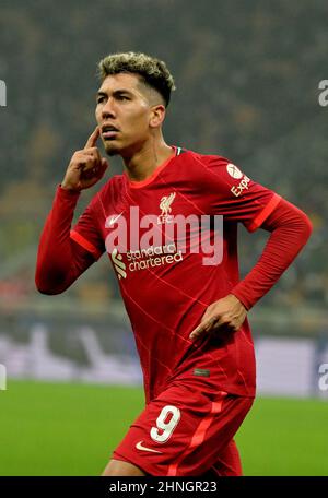 Mailand. 16th. Februar 2022. Roberto Firmino aus Liverpool feiert sein Tor während der UEFA Champions League-Runde des 16 ersten Beinspiel des FC Inter mit Liverpool am 16. Februar 2022 in Mailand, Italien. Quelle: Alberto Lingria/Xinhua/Alamy Live News Stockfoto