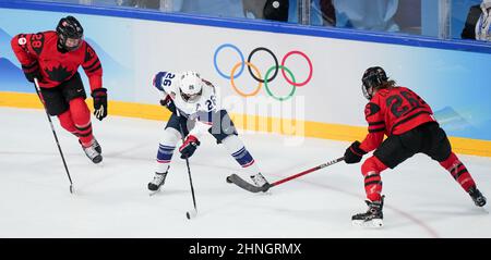(220217) -- PEKING, 17. Februar 2022 (Xinhua) -- Kendall Coyne Schofeild (C) der Vereinigten Staaten tritt während des Eishockey-Goldmedaillenspiels der Frauen bei den Olympischen Winterspielen 2022 in Peking zwischen Kanada und den Vereinigten Staaten im Wukesong Sports Center in Peking, der Hauptstadt von China, am 17. Februar 2022 an. Stockfoto