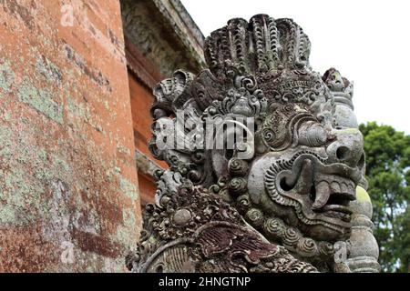 Statue vor dem Eingang des Taman Ayun Tempels, Bali. Aufgenommen Im Januar 2022. Stockfoto