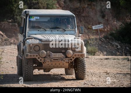 Ein White Land Rover Defender im Feld Stockfoto