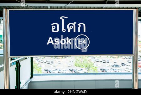 Melden Sie sich auf einem Bahnsteig im BTS Skytrain von Bangkok in englischer und thailändischer Sprache an Stockfoto