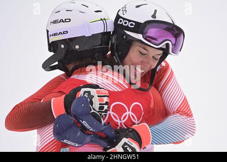Peking, China. 17th. Februar 2022. Michelle Gisin, rechts, umarmt Wendy Holdener, beide aus der Schweiz, während der alpinen kombinierten Abfahrt der Frauen im Yanqing National Alpine Skiing Center in Peking, China, am 17. Februar 2022 während der Olympischen Winterspiele 2022. Kredit: Roman Vondrous/CTK Foto/Alamy Live Nachrichten Stockfoto