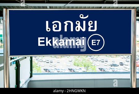 Melden Sie sich auf einem Bahnsteig im BTS Skytrain von Bangkok in englischer und thailändischer Sprache an Stockfoto