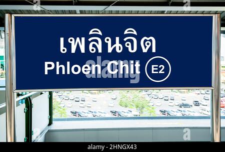 Melden Sie sich auf einem Bahnsteig im BTS Skytrain von Bangkok in englischer und thailändischer Sprache an Stockfoto