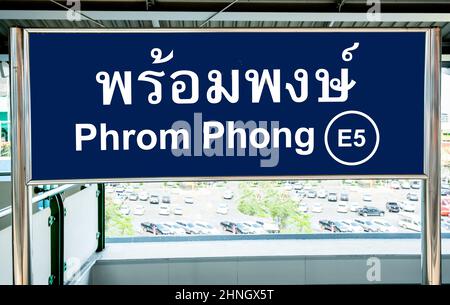 Melden Sie sich auf einem Bahnsteig im BTS Skytrain von Bangkok in englischer und thailändischer Sprache an Stockfoto