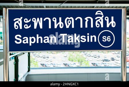 Melden Sie sich auf einem Bahnsteig im BTS Skytrain von Bangkok in englischer und thailändischer Sprache an Stockfoto