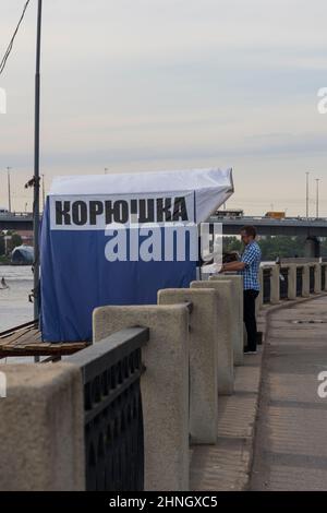 Saint-Petersburg, Russland - 25. Mai 2021: Kunde in der Nähe eines Fischerzeltes mit der Aufschrift auf Russisch „roch“ in der Fischsaison Stockfoto