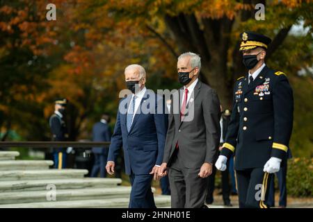 Arlington, Virginia, USA. 11th. November 2021. Präsident Joe Biden trifft zu einer Kranzniederlegung mit dem Sekretär für Veteranenangelegenheiten, Denis McDonough, und dem Generalmajor Allan M. Pepin, der General der Joint Task Force National Capital Region und des United States Military District of Washington, zu Ehren des Veterans Day, Donnerstag, den 11. November 2021, Auf dem Arlington National Cemetery in Arlington, Virginia. (Foto von Adam Schultz) Quelle: White House/ZUMA Press Wire Service/ZUMAPRESS.com/Alamy Live News Stockfoto