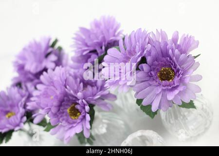 Tischdekorationen mit Blumenmuster bei einer kleinen ländlichen Hochzeitsveranstaltung Stockfoto