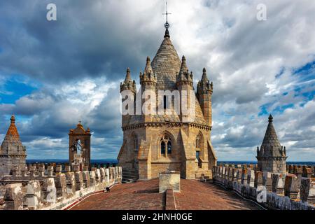 Turm der Kathedrale Basílica Sé de Nossa Senhora da Assunção, Catedral de Évora, Évora, Évora, Portugal Stockfoto