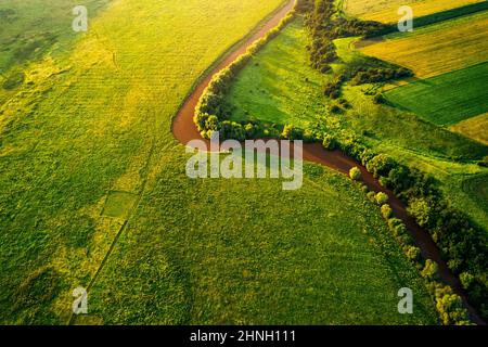 Fesselnde Szene des Flusstal aus der Vogelperspektive. Lage Ort der Seret Schlucht, Ukraine, Europa. Luftaufnahmen, Drohnenaufnahmen. Perfekt Stockfoto