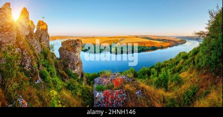 Panoramablick auf den Mäander des Dniester River aus der Vogelperspektive. Lage Ort Dnister Canyon der Ukraine, Europa. Wahrzeichen der Welt. Malerisch Stockfoto