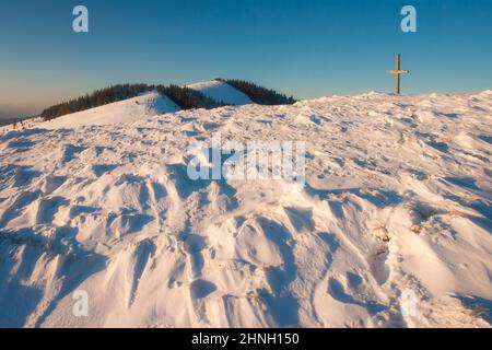 Schneewellige Oberfläche, die durch einen Wind auf dem gefrorenen Hang entsteht. Abstrakter Winterhintergrund. Formen von Schneerelief, bedeckte Bodenstruktur. Lage Place, das Hotel ist in der Nähe von Place Stockfoto