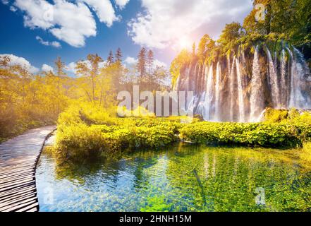 Blick auf den großen Wasserfall an einem sonnigen Tag. Lage Ort des berühmten Ortes Plitvicer Seen Nationalpark, Kroatien, Europa. Beliebte Touristenattraktion. Stockfoto