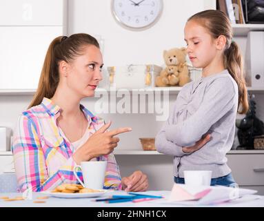 Junge Mutter ihre Tochter schelten Stockfoto